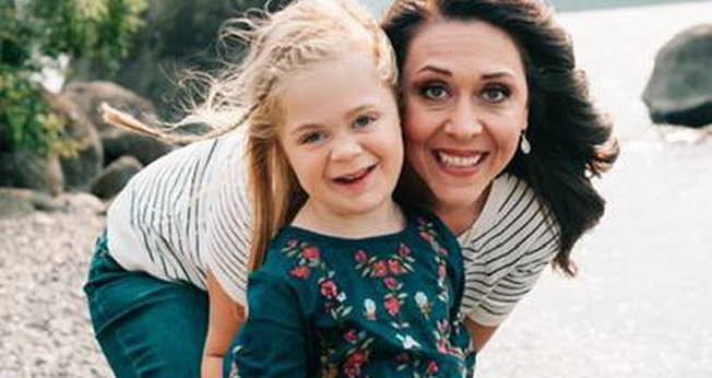 A congressista Jaime Herrera e sua filha, Abigail. (Foto: Facebook/Jaime Herrera Beutler)
