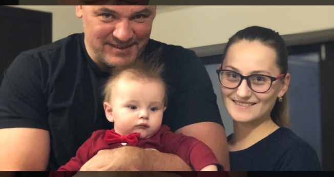 O pastor Hennadiy Mokhnenko com o neto no colo e a filha, Vika. (Foto: Hennadiy Mokhnenko/Facebook)