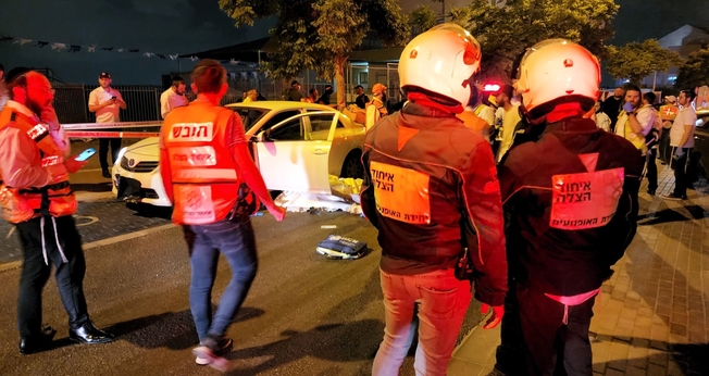 Médicos no local do ataque terrorista em Elad. (Foto: United Hatzalah)