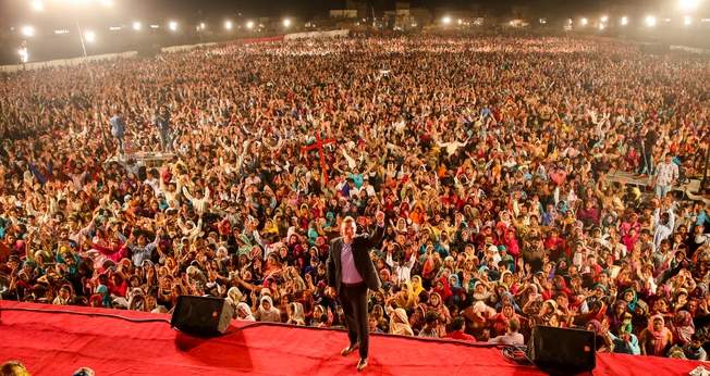 No Paquistão, o evangelista levou milhares a Jesus. (Foto: Evangelist Chris Mikkelson/Facebook)