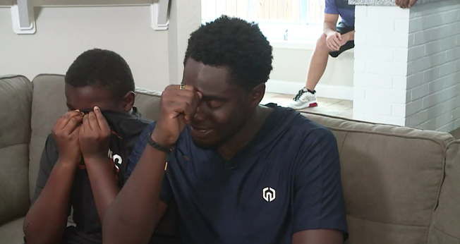 Julian, de 12 anos e seu irmão, Jaylan, de 22 anos. (Foto: Captura de tela/KPRC-TV)