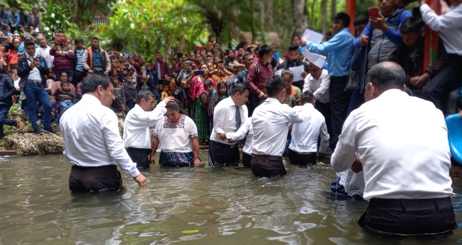 Milhares participaram de batismo em massa. (Foto: Iglesia del Nazareno Región Mesoamérica)