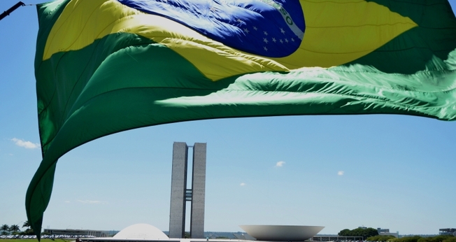 Bandeira hasteada no gramado do Congresso Nacional. (Foto: Marcello Casal Jr./Agência Brasil)