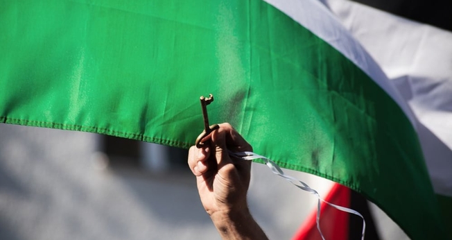 Bandeira e chave palestina. (Foto: Montecruz Foto/Wikimedia Commons)