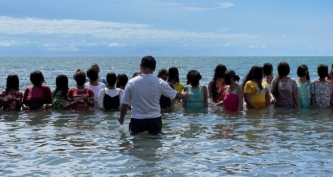 36 pessoas entregaram suas vidas a Jesus e foram batizadas. (Foto: Portas Abertas)
