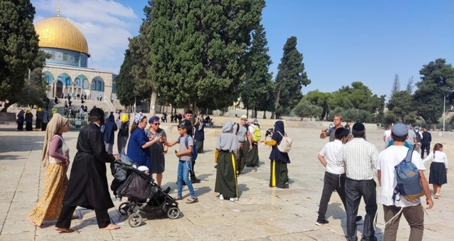 Visitantes no Monte do Templo vestindo roupas amarelas que os diferenciam dos muçulmanos. (Foto: Beyadenu/Israel365 News)