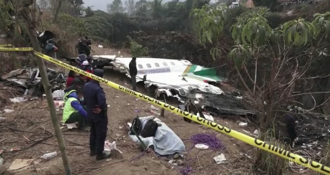 Registro do avião após a queda próximo ao local de pouso. (Foto:Reprodução/TV Globo)