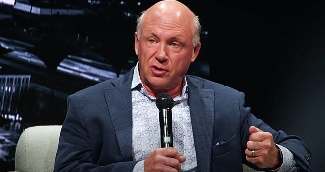 Dan Cathy durante palestra em igreja nos EUA. (Foto: YouTube/Passion City Church)