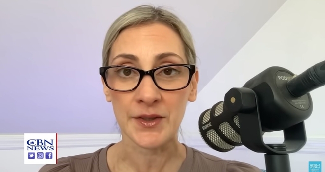 Jenn Nizza, ex-médium em entrevista ao podcast da CBN News. (Foto: Reprodução/ Youtube/CBN News) 