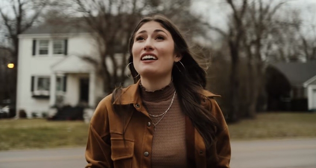 Cantora Katy Nichole no clipe “ In Jesus Name — God of Possible”. (Foto: Reprodução/YouTube/Katy Nichole)