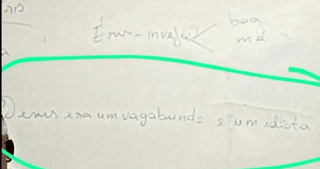 Lousa onde o professor escreveu o insulto. (Foto: Reprodução/UOL)