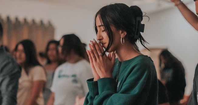 Imagem ilustrativa. Jovens estão cada vez mais distantes da igreja. (Foto: Ismael Páramo/Unsplash)