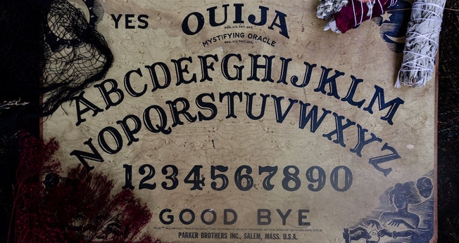 Imagem de um tabuleiro Ouija. (Foto: Pexels/Emily MacDonald)