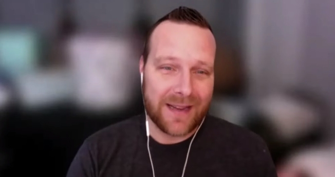 Chad Logan em entrevista ao podcast Ex-Médium Salva. (Foto: Reprodução/YouTube/Jenn EXpsychic)