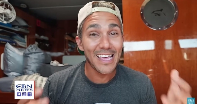Ator Carlos PenaVega em entrevista à CBN News. (Foto: Reprodução/YouTube/CBN News)