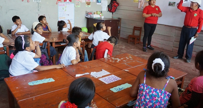 Crianças da educação básica na escola. (Foto: Reprodução/Flickr/Gutierrez/CIFOR)
