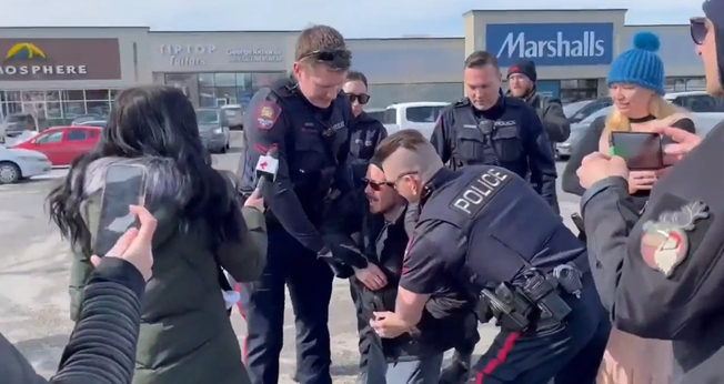 Pastor Derek Reimer sendo detido por policiais. (Foto: Captura de tela/Vídeo Fox News)