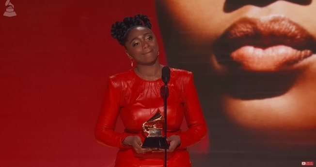 Samara Joy na premiação do Grammy. (Foto: Reprodução/YouTube/Recording Academy/GRAMMYs)