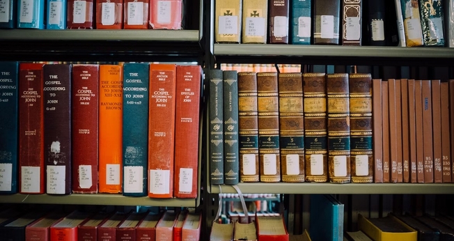 Grupo que defende a liberdade religiosa defende que as Bíblias devem estar nas bibliotecas das escolas. (Foto representativa: Unsplash/Jonathan Simcoe)