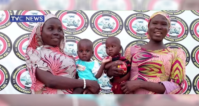 Jovens resgatadas de sequestro na Nigéria. (Foto: Reprodução/YouTube/TVC News Nigeria)