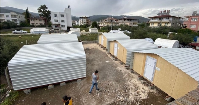 Voluntários no terreno onde as casas são construídas. (Foto: Reprodução/Evangelical Focus)
