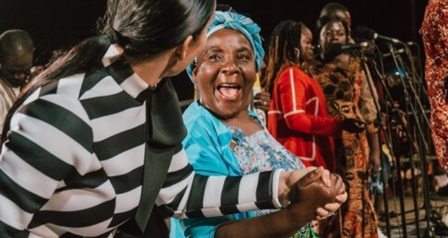 Elizabeth e a evangelista Evelina. (Foto: Instagram/Christ for all Nations Global)