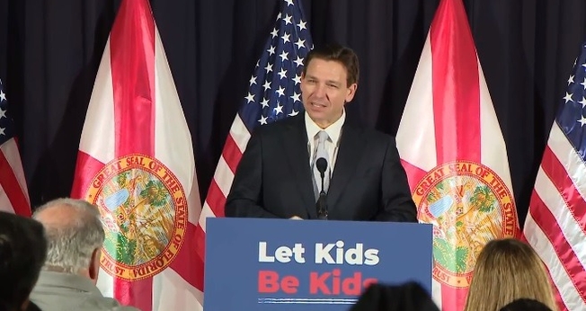 O governador DeSantis durante seu discurso no evento. (Foto: Reprodução/Fox News)