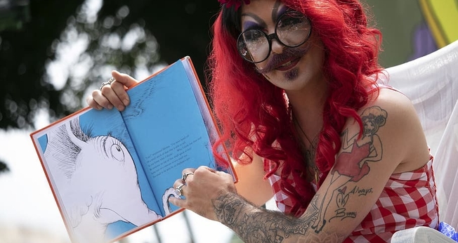 Drag queen contando história. (Foto representativa: Piqsels)