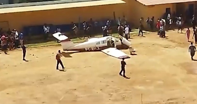 O avião no momento da queda. (Foto: Reprodução/G1)