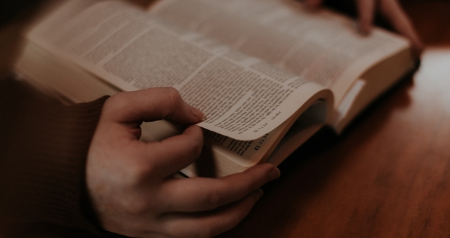 A Bíblia foi considerada apropriada como material de ensino para crianças. (Foto: Reprodução/Unsplash/Priscilla Du Preez)