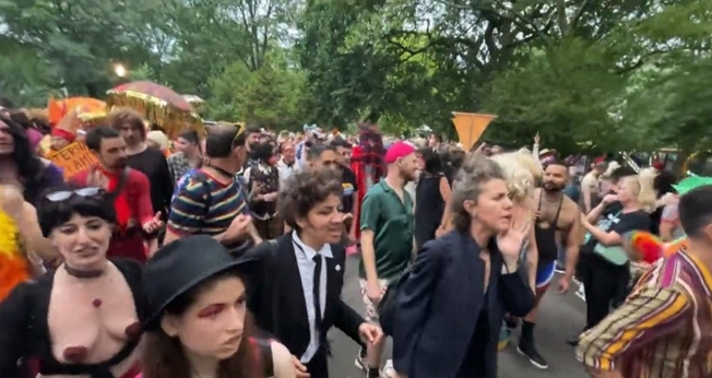 Evento de transgêneros e drag queens nos EUA. (Foto: Captura de tela/Vídeo Twitter Rep. Marjorie Taylor Greene)