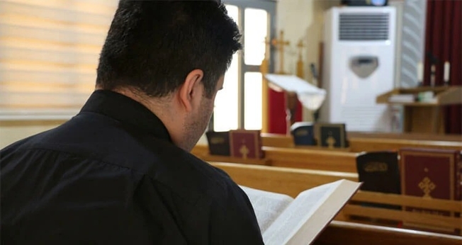 Homem lendo a Bíblia no Líbano. (Foto representativa: Portas Abertas)