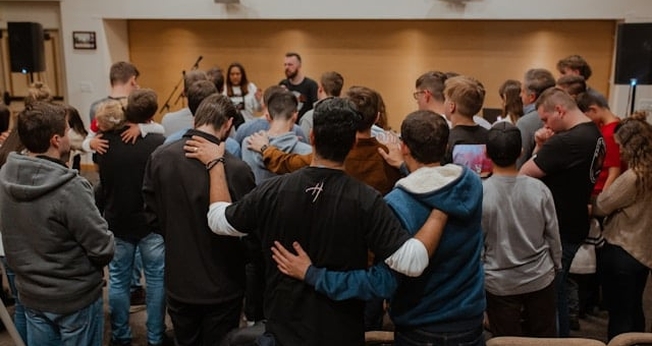 Imagem ilustrativa de grupo em oração. (Foto: adrianna geo/Unsplash)