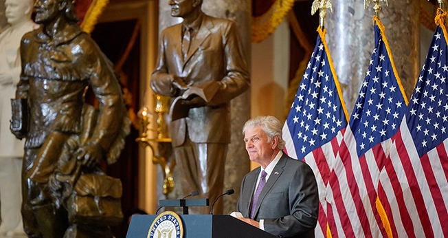 Franklin Graham em frente à estátua de seu pai no National Statuary Hall. (Foto: BGEA)
