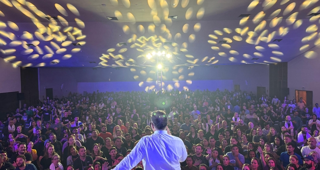 Joel Engel durante a Escola Profética 2024. (Foto: Ministério Engel)