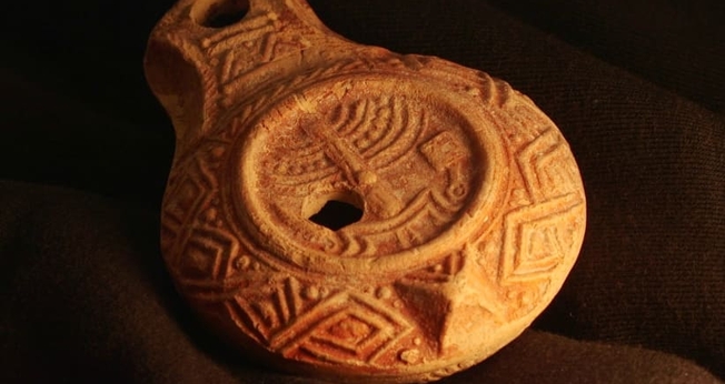 A rara lâmpada é decorada com itens usados no Segundo Templo. (Foto: Autoridade de Antiguidades de Israel)