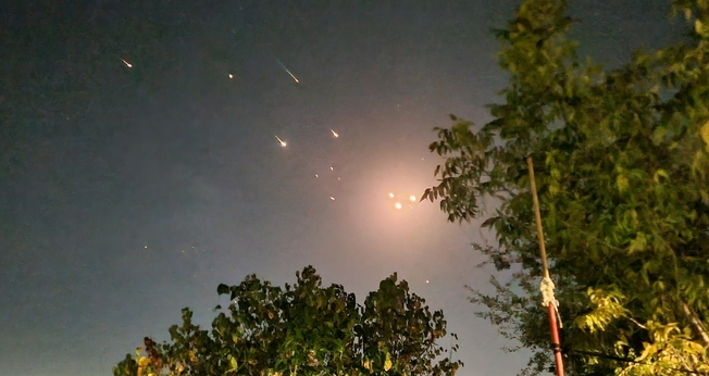 Imagem de mísseis iranianos em direção a Israel em outubro de 2024. (Foto: Hanay/Wikimedia Commons)