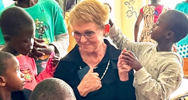 Sue Foster servindo no campo. (Foto: Reprodução/IMB)