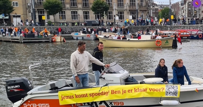 A equipe da Fundação Shofar evangelizou no evento marítimo Sail Amsterdam. (Foto: Instagram/Evangelisatie Sjofar).