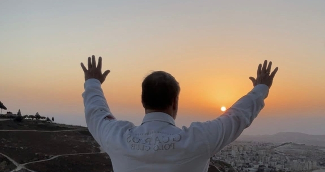 Joel Engel durante oração em Israel. (Foto: Ministério Engel)