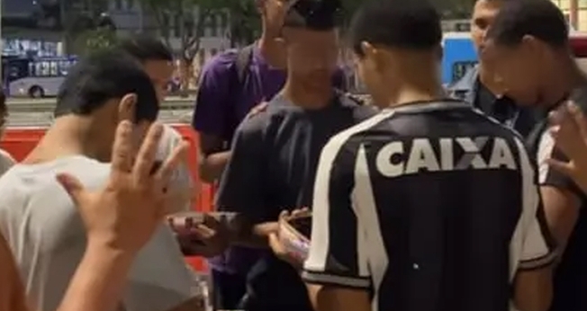 O grupo de jovens pregou na fila do Rock in Rio. (Foto: Reprodução/Instagram/JOCUM Carioca/FLUIR).