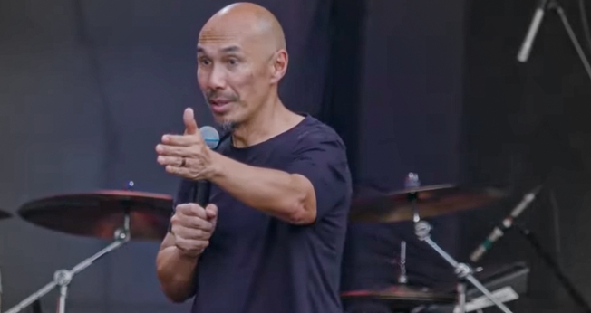 Francis Chan prega sobre coragem para o aceitar o envio missionário no The Send. (Foto: Reprodução/YouTube/Dunamis Movement)