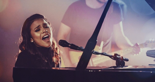 A cantora Julia Vitória conquistou milhares de seguidores nas redes sociais interpretando covers. (Foto: Divulgação)