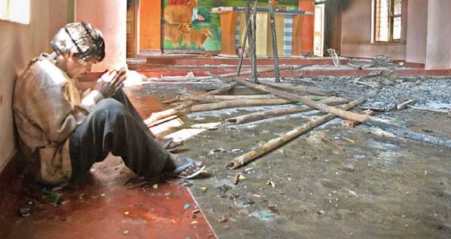 Imagem ilustrativa. Homem indiano orando em igreja destruída. (Foto: Barnabas Fund)