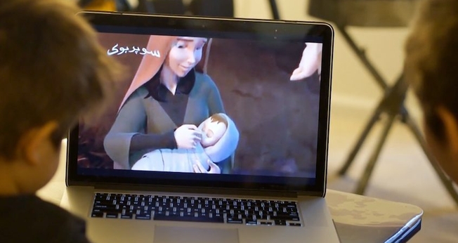 Crianças assistem a desenho bíblico em plataforma de igreja online. (Foto: Mission Netowrk News)