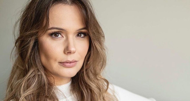 A atriz Graziella Schmitt teve um encontro com Deus em um culto. (Foto: Instagram/grazieschmitt)