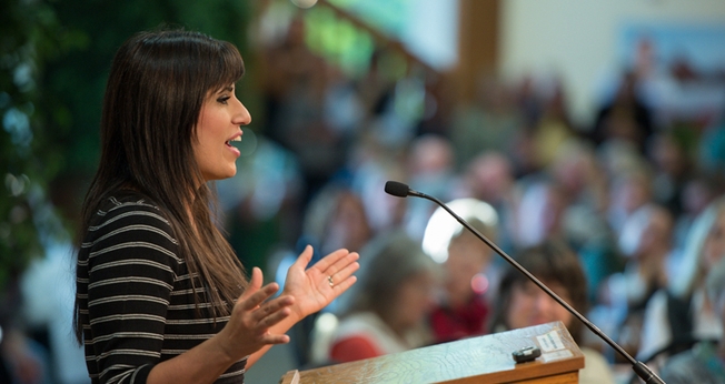 Naghmeh Abedini em discurso a Bolsa do Samaritano, ministério de Franklin Graham. (Reprodução/ Bolsa do Samaritano)