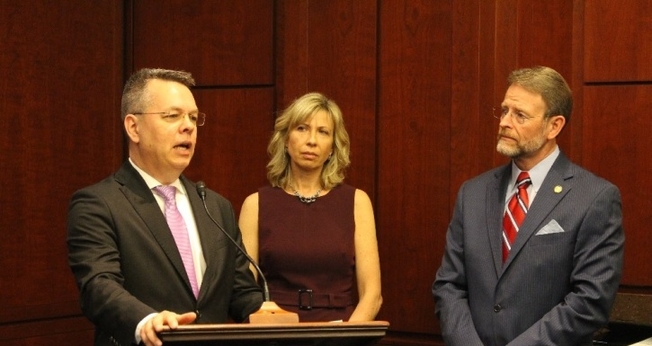 Pastor Andrew Brunson em discurso no Capitólio dos Estados Unidos, ao lado de sua esposa, Norine. (Foto: USCIRF)