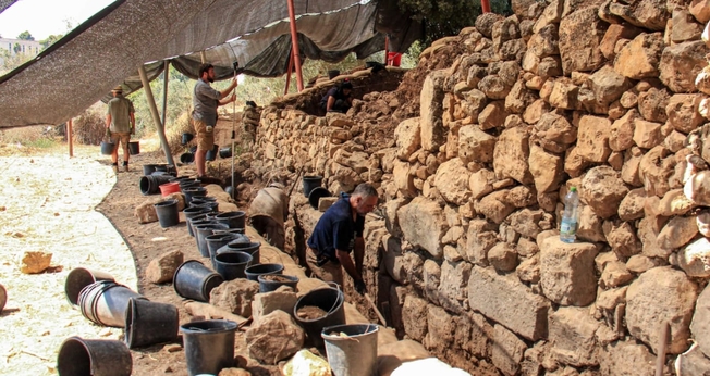 Arqueólogos descobrem as enormes muralhas de Quiriate-Jearim, em Israel. (Foto: Ariel David)