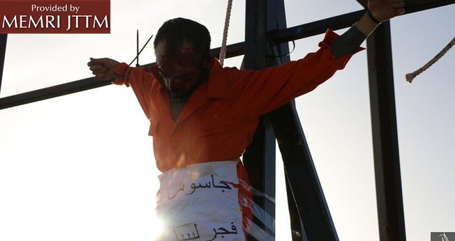 Homem crucificado por terroristas islâmicos sob acusação de espionagem. (Foto: MEMRI JTTM)